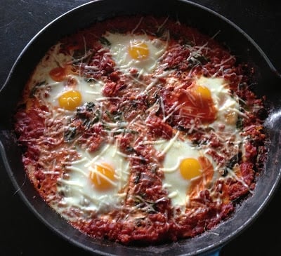 quinoa-baked-eggs-with-spinach-and-pancetta