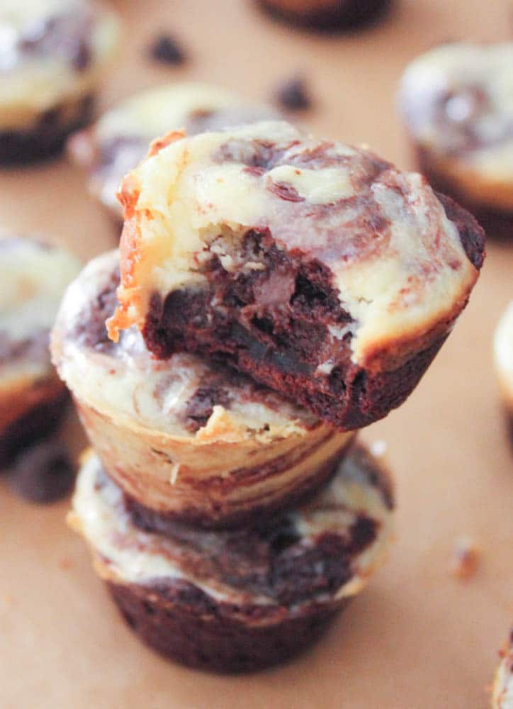 Chocolate-Chip-Cheesecake-Swirl-Brownie-Bites-3