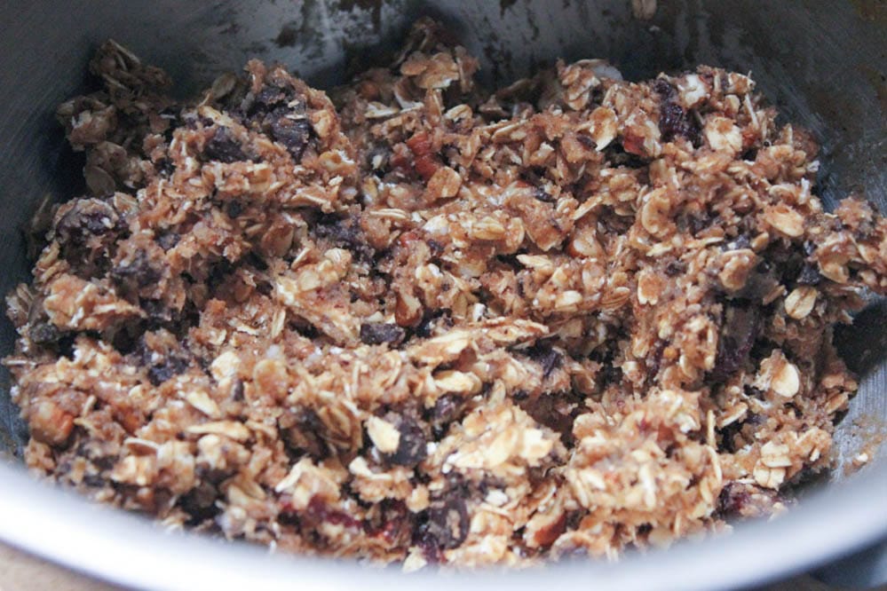 healthy-dark-chocolate-chunk-oatmeal-cookies-with-cherries-and-sea-salt-step-6