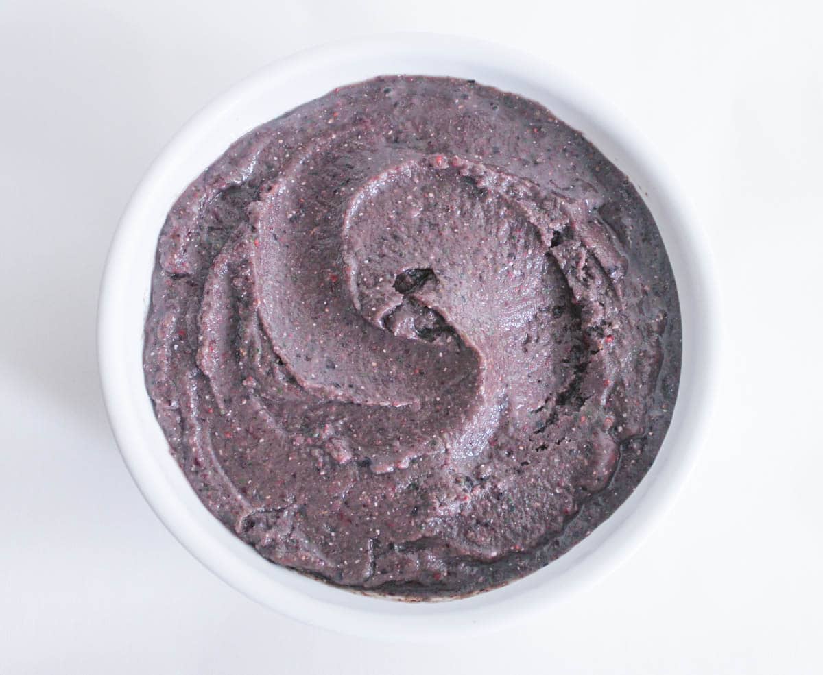 Vegan-Berry-Green-Smoothie-Bowls-with-fruit-and-granola-step-4