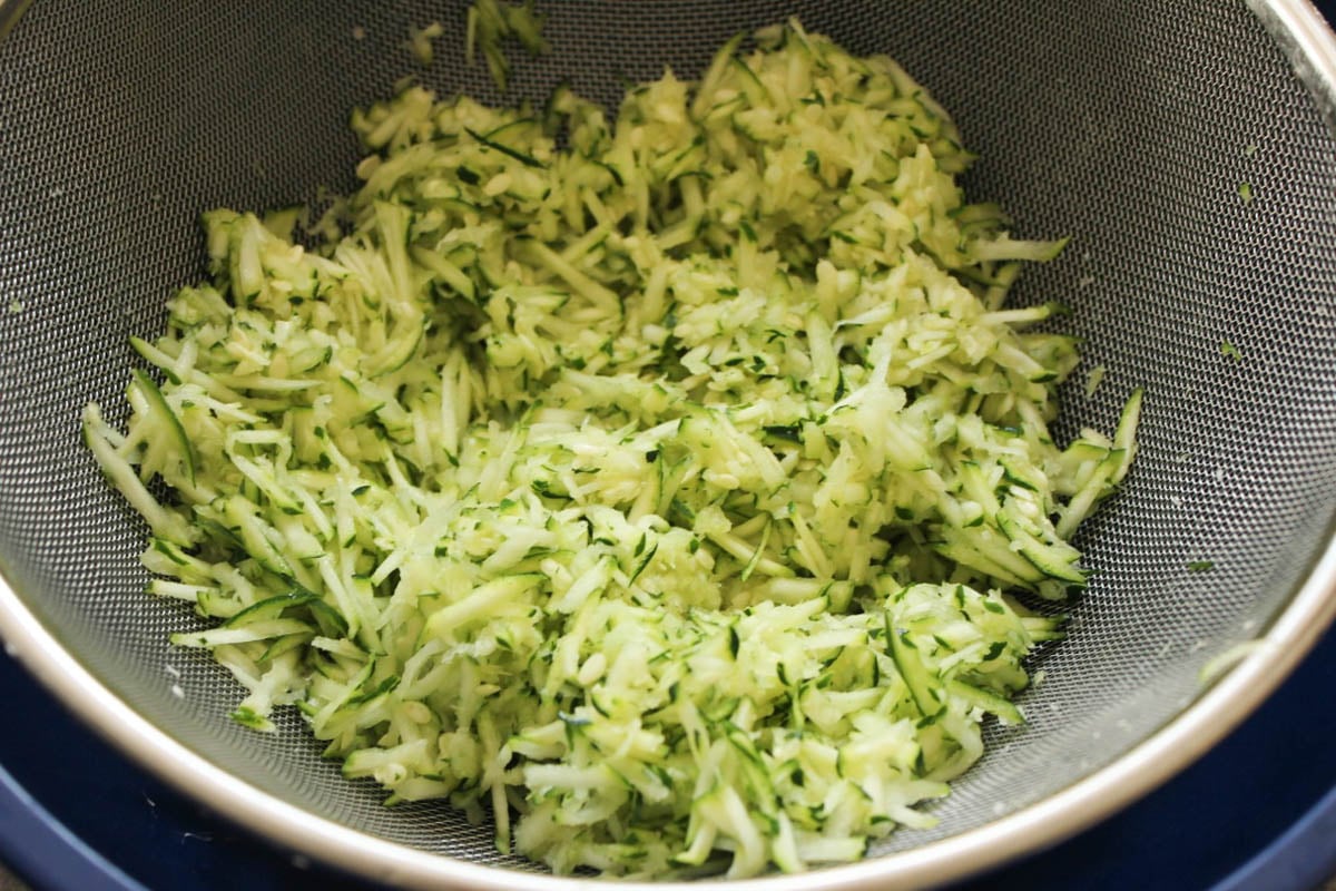 gluten-free-baked-zucchini-quinoa-cakes-with-dill-yogurt-sauce-step-1
