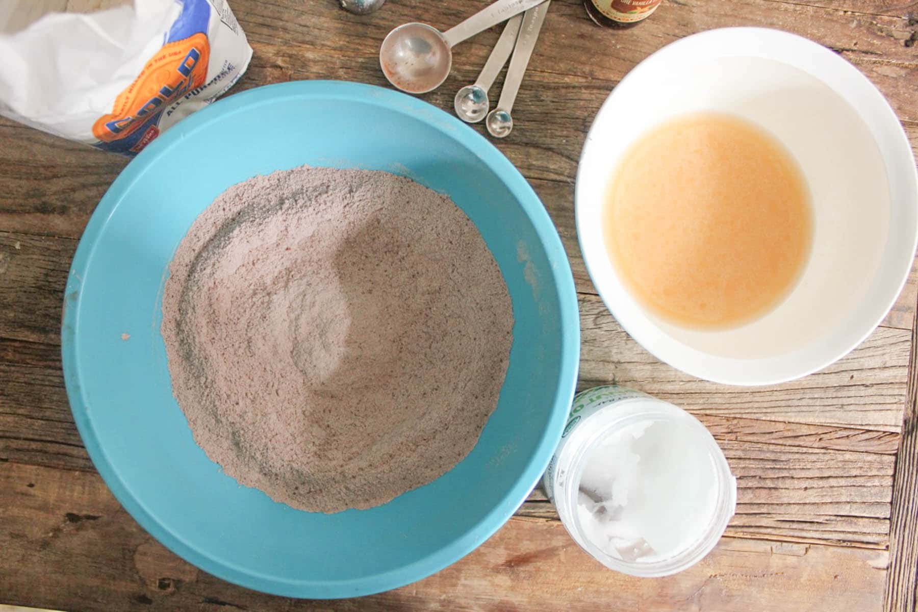vegan-chocolate-cake-with-whipped-coconut-cream-and-fresh-berries-step-1